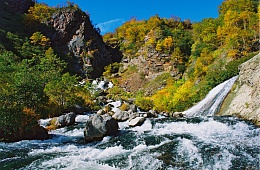 Photo: V. Lazarev ''the Shumnaya River and the Sistrenka river in the waterfall confluence»