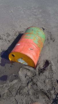 Attributes of children's holidays continue to threaten the inhabitants of the ocean. Фото 5
