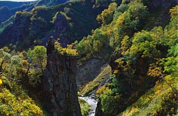 Photo: V. Lazarev "Lower gates of the geyser river, the peak of the confluence mountain".