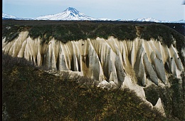Photo: V. Lazarev "Pumiceous rocks Kutkh's Boats and the Ilyinsky volcano".